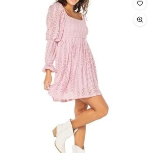 Celebrity Pink Lace dress whit puff Sleeves in Light Pink.